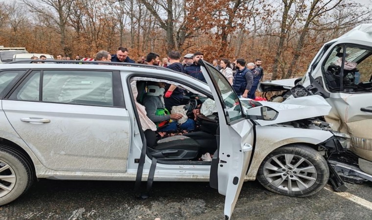 Kırklarelide minibüs ile otomobilin çarpıştığı kazada 9 kişi yaralandı