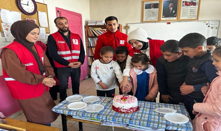 Kızılaydan öğrenciye doğum günü sürprizi