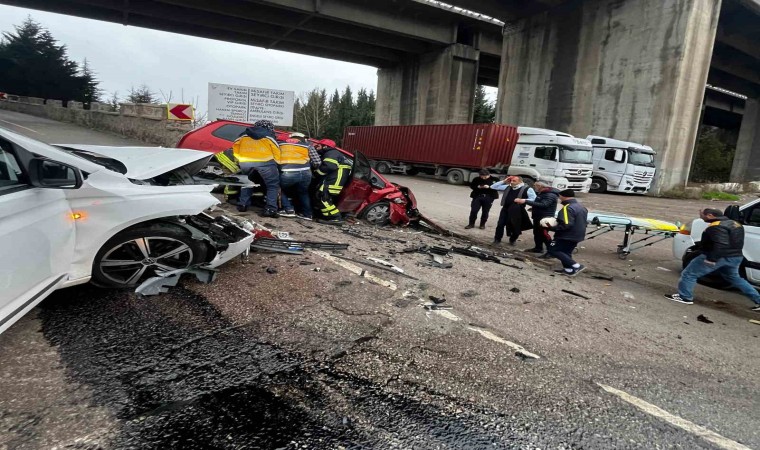 Kocaelide 2 araç kafa kafaya çarpıştı: 3 yaralı