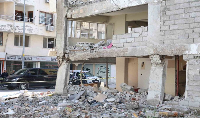 Kolonları parçalanan ve ayakta güçlükle duran binanın hasarsız olduğu gerekçesiyle mahkemeye verilmesi hayrete düşürdü