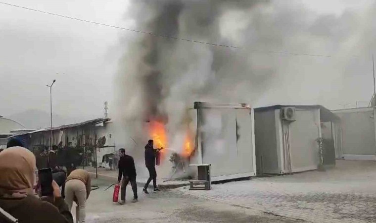 Konteynerde çıkan yangın, çevreye sıçramadan söndürüldü