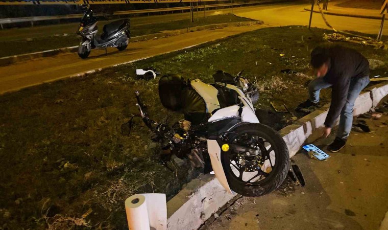 Kontrolden çıkan motosiklet refüje çarptı: 1 ağır yaralı