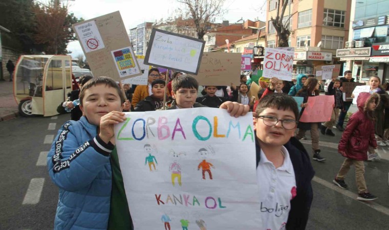 Konyada öğrenciler akran zorbalığına dikkat çekmek için yürüdü