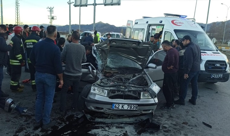 Konyada otomobil kamyonla çarpıştı: 2 yaralı