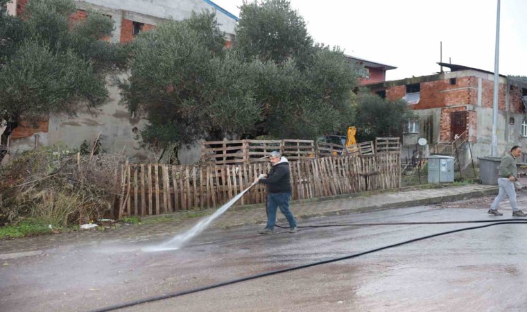 Körfezde çamurla kaplanan yollar yıkandı