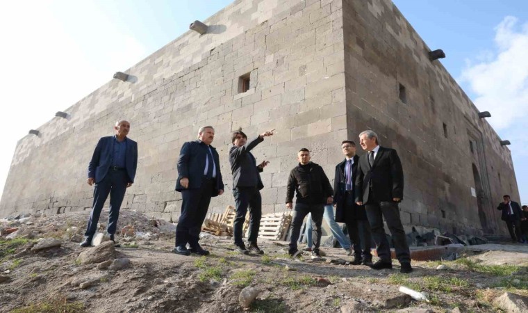 Köşk Medrese hizmete girmek için gün sayıyor