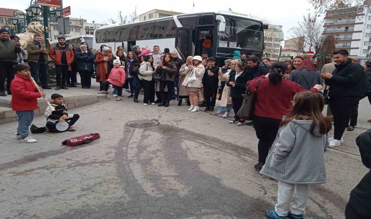 Küçük müzisyenlerden sokak konseri