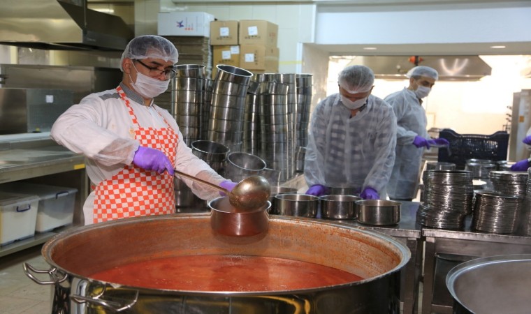 Küçükçekmecede 4 yılda 2 milyon sıcak yemek ihtiyaç sahiplerine ulaştırıldı