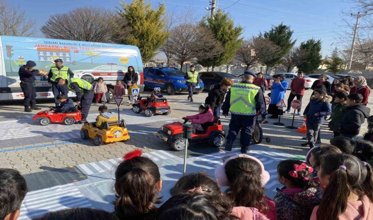 Kuluda jandarmadan öğrencilere trafik eğitimi