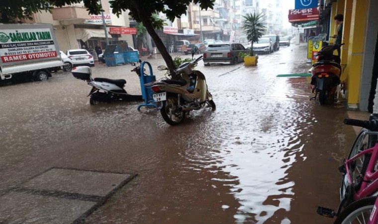 Kumlucada sağanak yağmur etkili oldu