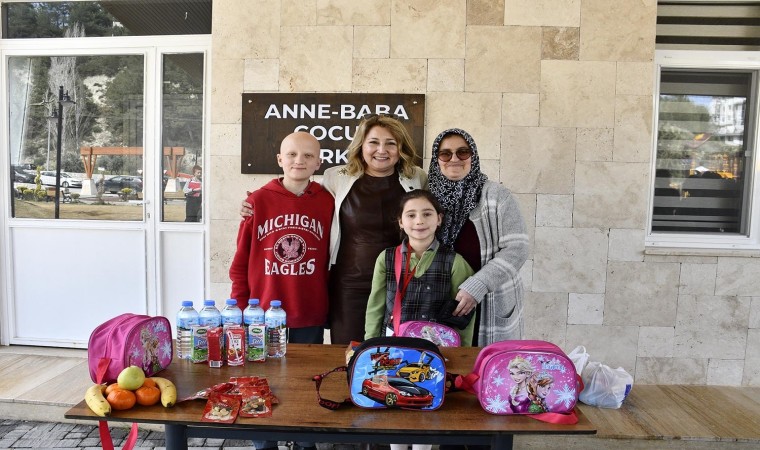 Kuşadası Belediyesi, öğrencilerin beslenme çantalarını dolduruyor