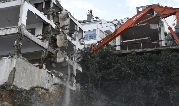 Kuşadası Belediyesi riskli yapılara geçit vermiyor