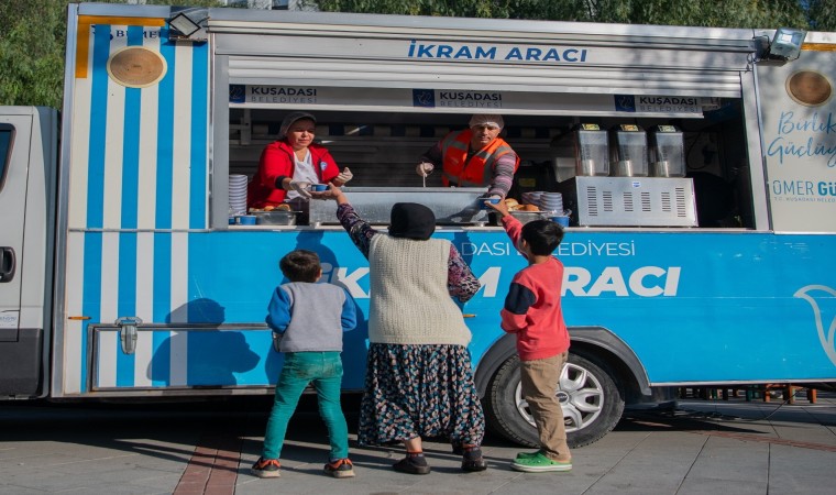 Kuşadası Belediyesinden sıcak çorba ikramı