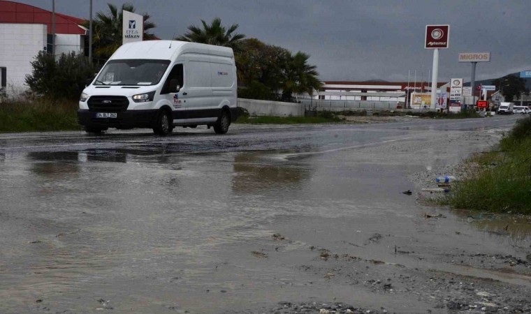 Kuşadasında her yağışta aynı manzara, Karayolları sorumluluğundaki yollar dakikalar içinde göle döndü