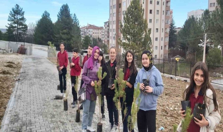 Kütahyada Atakent İlk ve Ortaokulu bahçesine fidan dikimi