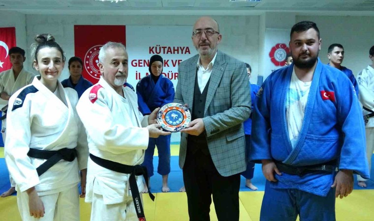 Kütahyada judo ve atıcılıkta ulusal ve uluslararası yarışmalarda başarı elde eden sporcular ödüllendirildi