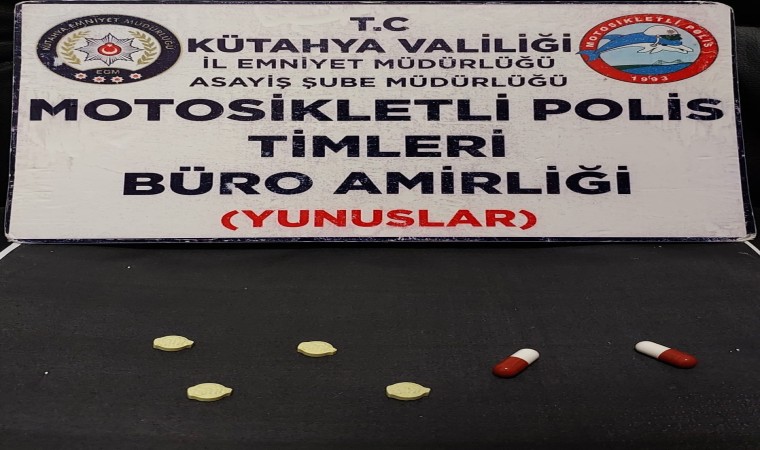 Kütahyada Yunus Timleri bir kişinin üzerinde uyuşturucu ele geçirdi