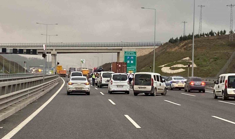 Kuzey Marmara Otoyolunda bir kişi tır şoförünü rehin aldı, ikna çabaları sürüyor