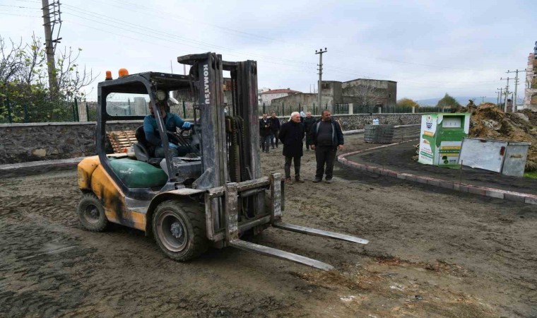 Lapsekide parke taş döşemesi hızla devam ediyor