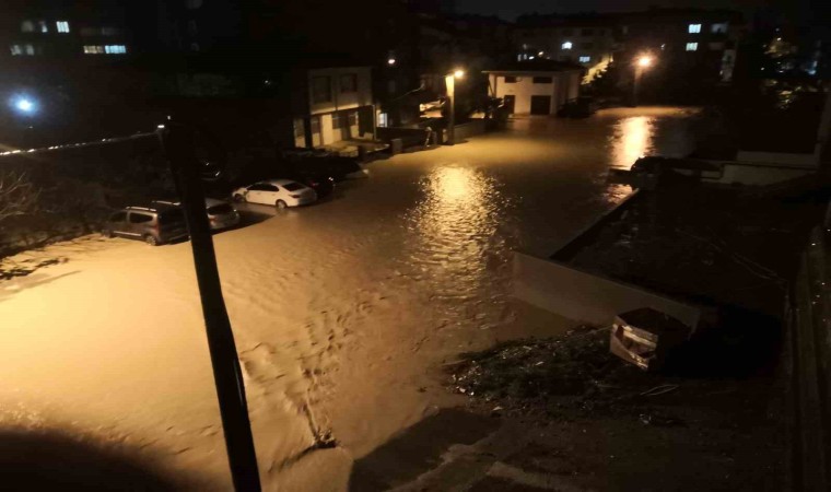 Lapsekide sağanak yağış etkili oldu, caddeler göle döndü