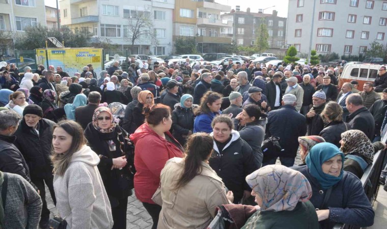 Lapsekide umre yolcuları dualarla uğurlandı