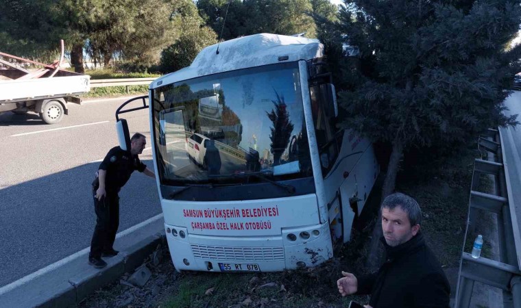 Lastiği patlayan midibüs refüje çıktı: 1 yaralı