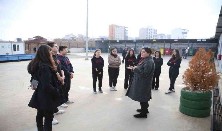 Lise öğrencileri Merkezefendi Atık Getirme Merkezini gezdi