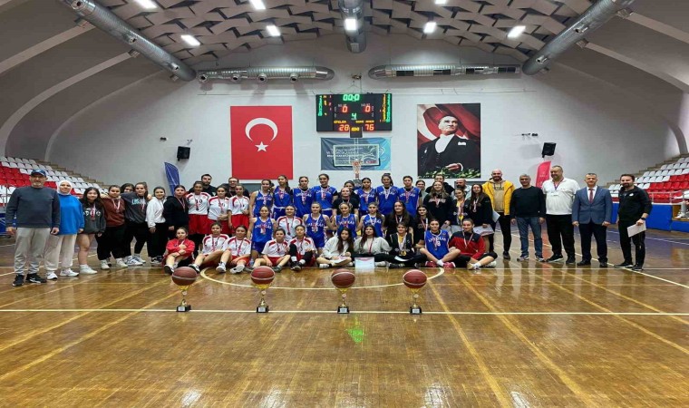 Liseler arası basketbol karşılaşmaları sona erdi