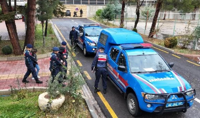 Malatya’da girdikleri evde kadını darbedip soygun yapan silahlı 2 şüpheli yakalandı 