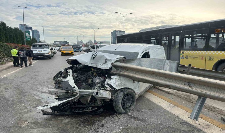 Maltepe E 5te araç bariyerlere girdi: 2 yaralı