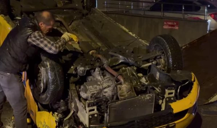 Maltepe’de, direğe çarparak devrilen taksinin şoförü yaralandı