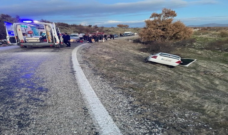 Manisada iki otomobilin karıştığı kazada 1i çocuk 8 kişi yaralandı