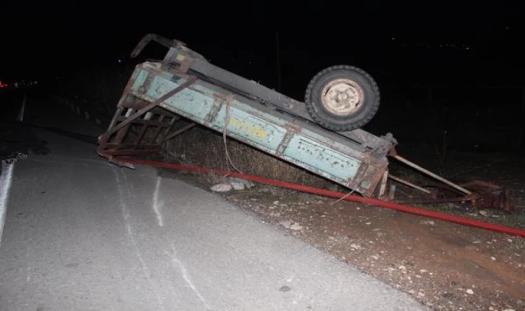 Manisa’da TIR ile traktör çarpıştı: 2 Yaralı