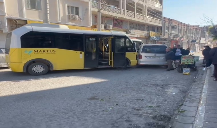 Mardinde minibüs ile hafif ticari araç çarpıştı