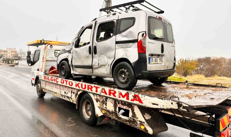 Mardinde tır, hafif ticari araca arkadan çarptı: 1 yaralı