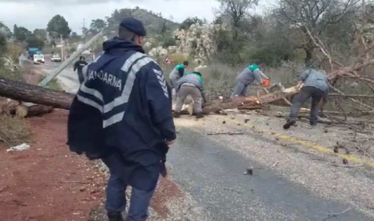 Marmariste sağanak yağış ve fırtına devam ediyor