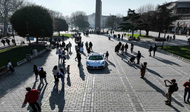 Mega kentin tarihi noktalarında görev yapan lüks polis araçları havadan görüntülendi