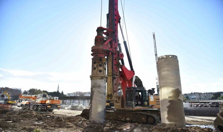 Menemende battı-çıktı projesi sürüyor: 250 fore kazık çakıldı