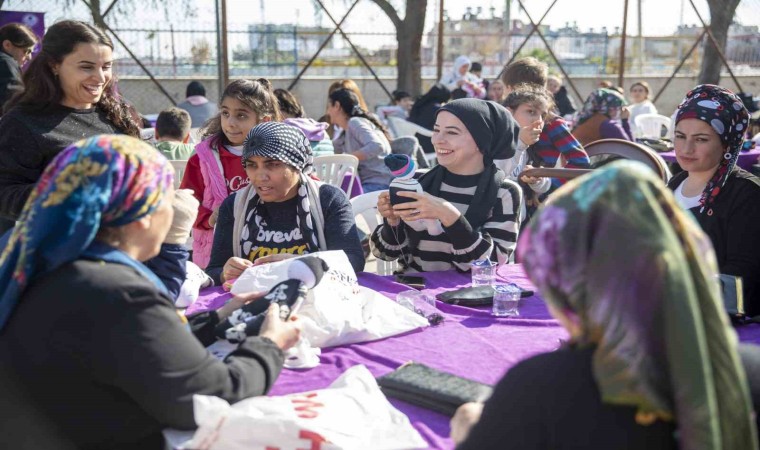 Mersin Büyükşehir Belediyesinin gönüllüleri, gönüllere dokunuyor