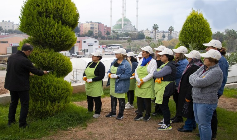 Mersinde kadınlara uygulamalı budama eğitimi