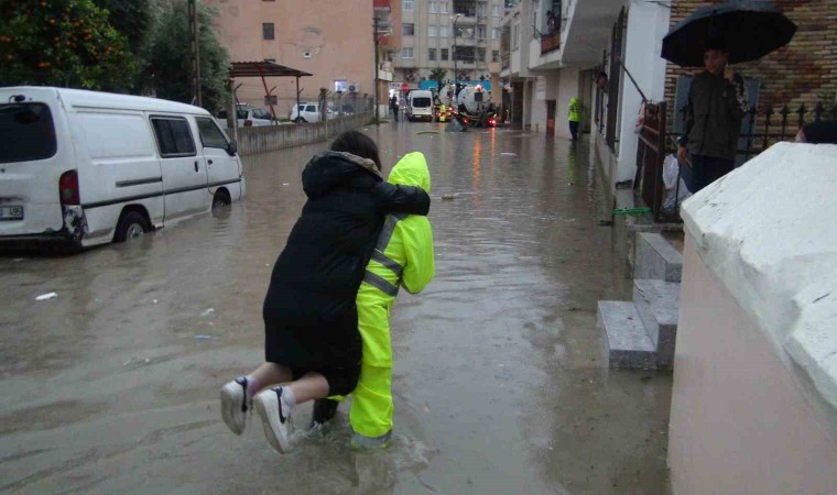 Mersinde sağanak yağış sele neden oldu