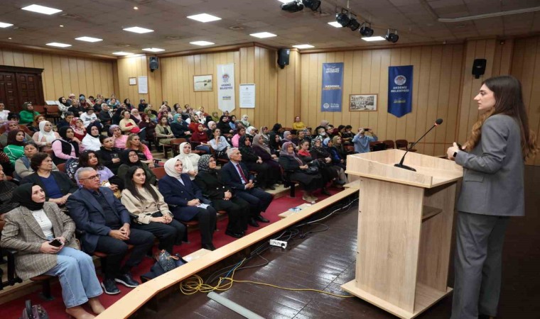 Mersinde Türkiye yüzyılında kadın hakkı konferansı