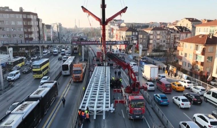 Metrobüs durağında çalışma yapan İBBye bağlı ekipler trafiği durma noktasına getirdi