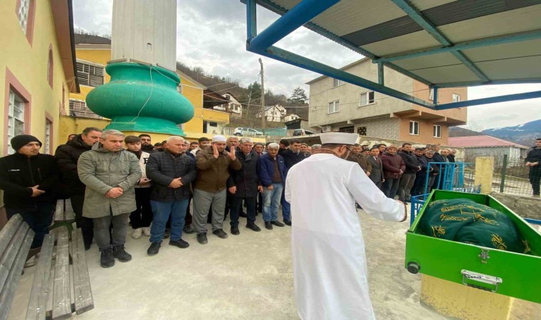 Minibüsün çarptığı kadın 70 metrelik uçuruma yuvarlanarak hayatını kaybetti