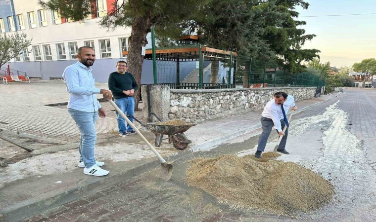 Müdür ve aile birliği başkanı okulları için amelelik yaptı