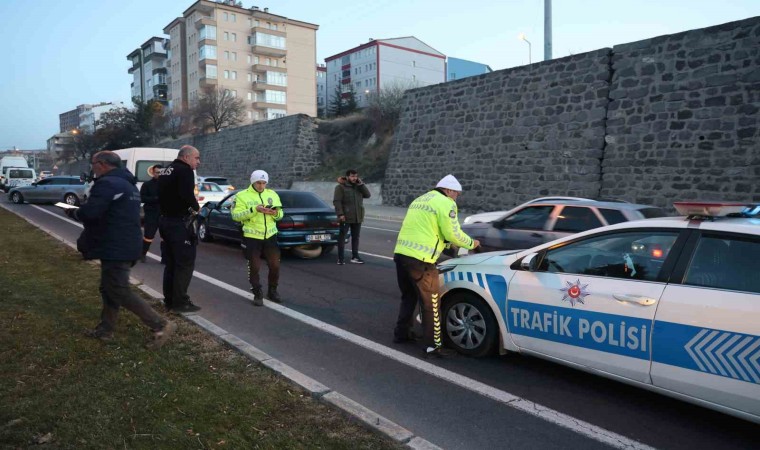 Nevşehirde minibüs ile otomobil çarpıştı: 2 yaralı