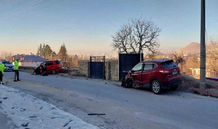 Niğdede otomobiller çarpıştı: 3 yaralı