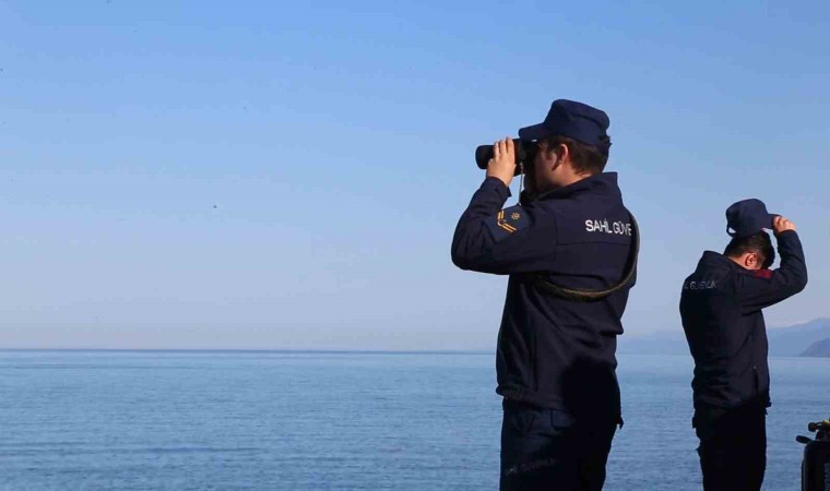 Odun toplamak için gittiği sahilde dalgalar arasında kaybolan kadın için umutlar tükeniyor