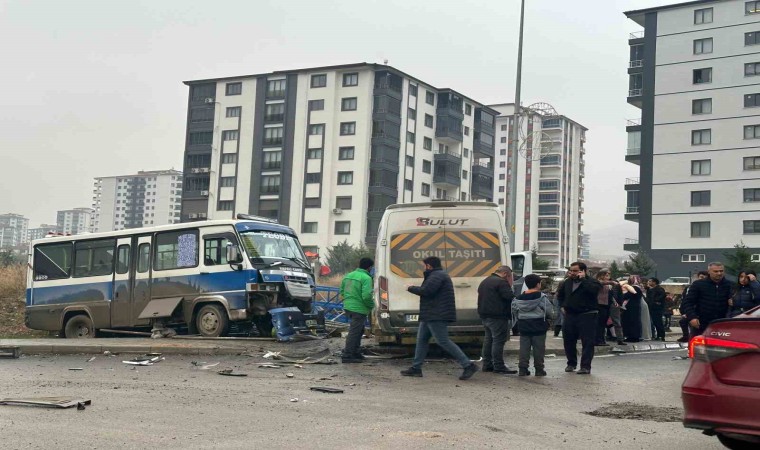 Öğrenci servisi ile yolcu minibüsü çarpıştı: 6 yaralı