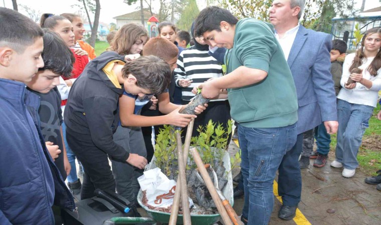 Öğrenciler Filistinli şehit çocuklar anısına fidan dikti